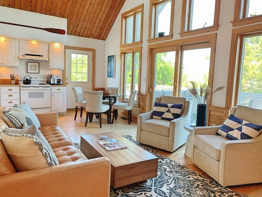 3 bed, 2.0 bath, 1550 sqft, $4,000 — Photo 3