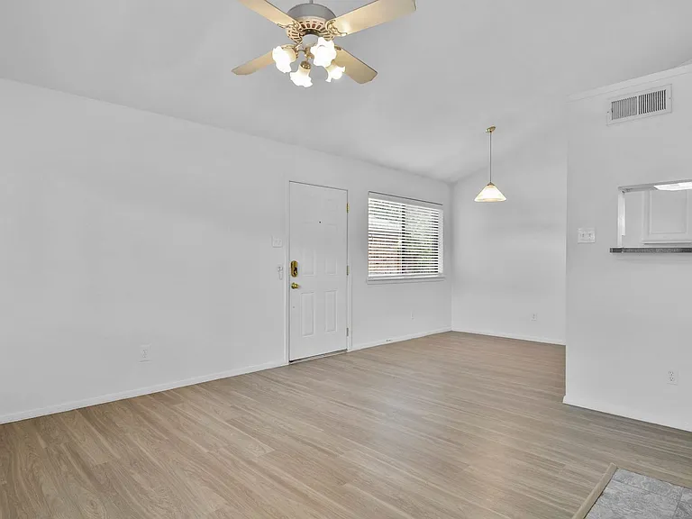 5720 Cedar Creek Dr — Photo 9