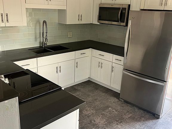 3rd image of 824 E Rose Ln APT 1