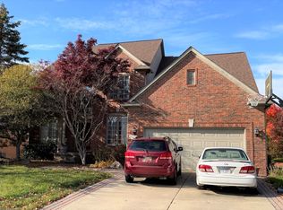 347 Lone Pine Cir, Rochester, MI 48307