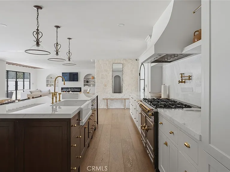 22960 Calvert St — Photo 22
