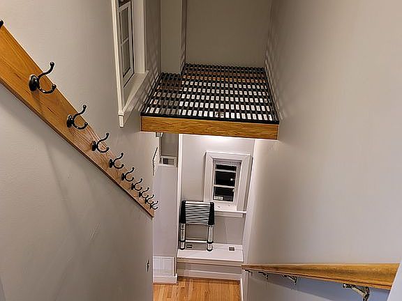 rear apt steps from landing