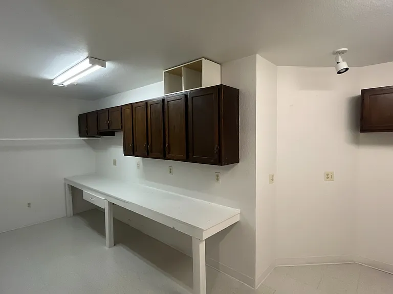 317 Victoria St — Photo 37
