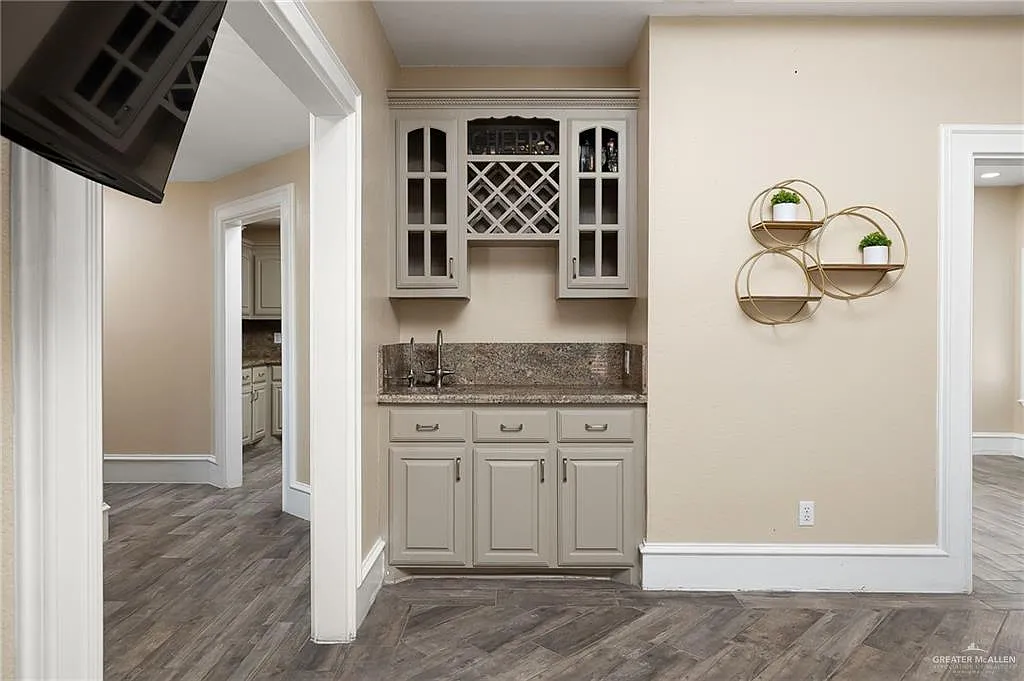 3 bed, 2.0 bath, 1900 sqft, $2,000 — Photo 3