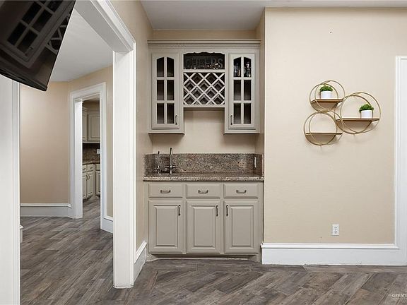 3rd image of 413 E Wisteria Ave