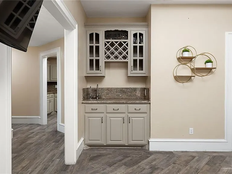413 E Wisteria Ave — Photo 3