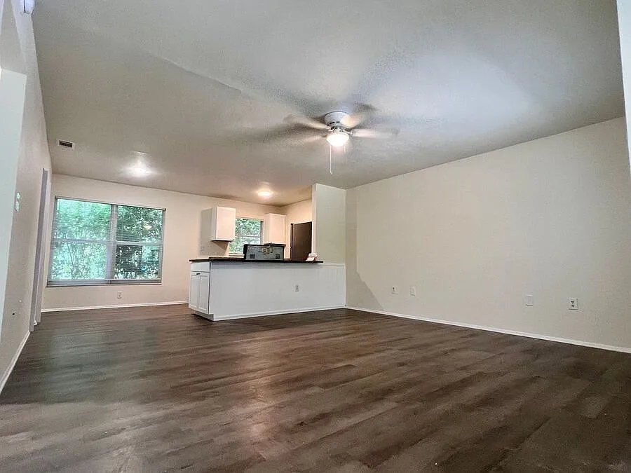 430 Avenue B NE, Unit C — Photo 3