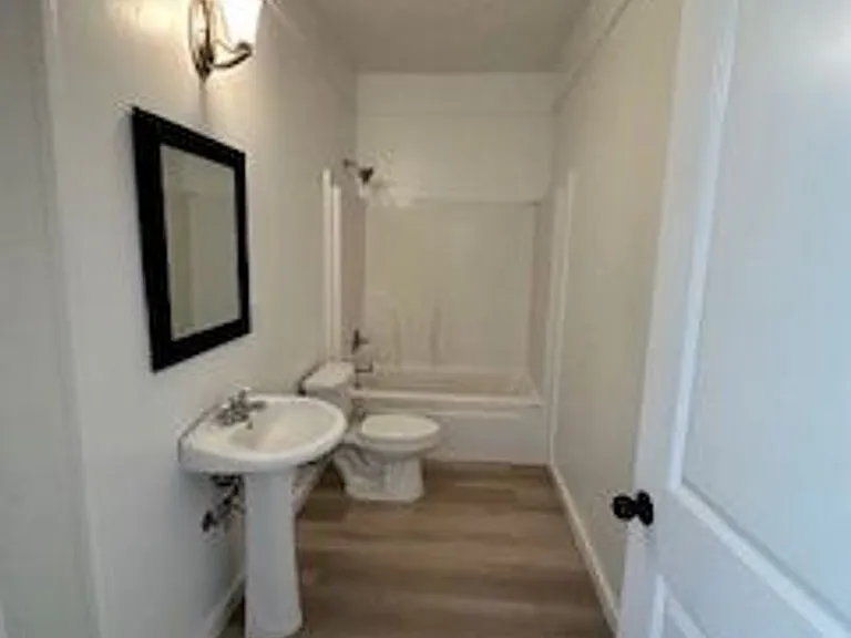 909 E Saint Victor St — Photo 3