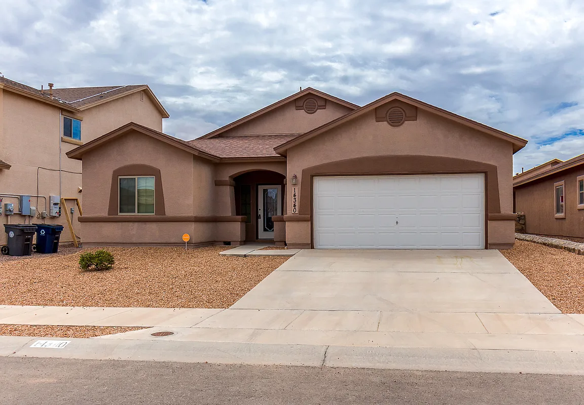 Spacious 4 Bedroom Home with Refrigerated Air for Rent - — Photo 2