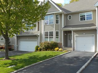 13 Arielle Ct, Hauppauge, NY 11749