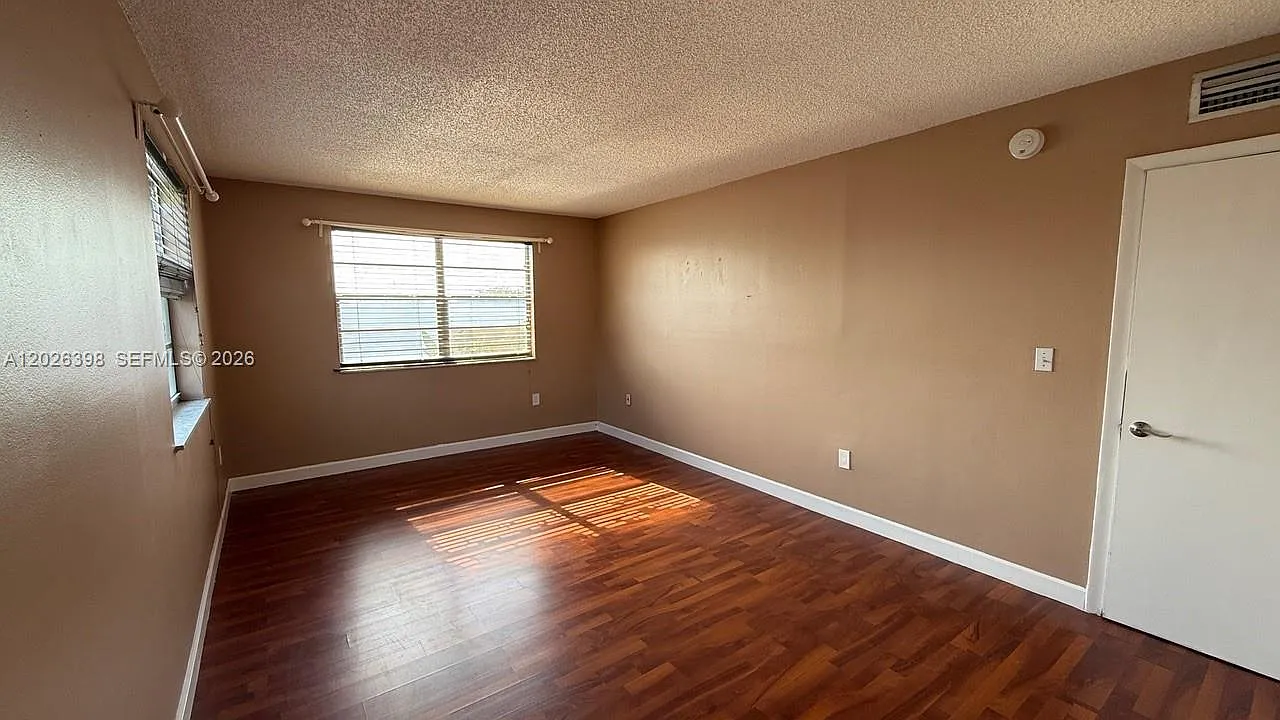 South Shore Condo — Photo 3