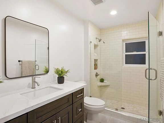 5th image of 806 W Thorn St