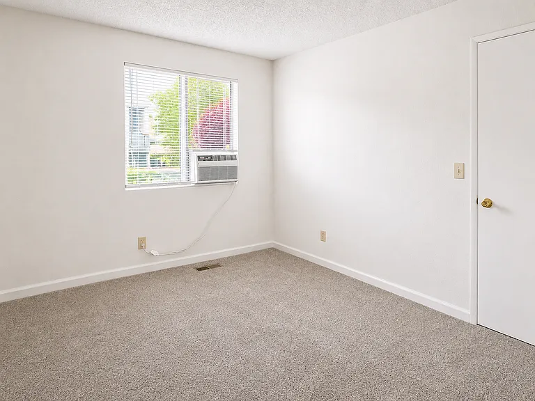 Moraine View Apartments — Photo 9
