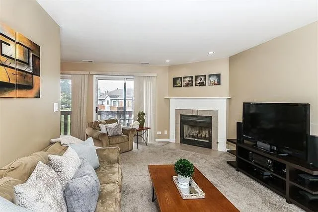 322 Newport Ln — Photo 9