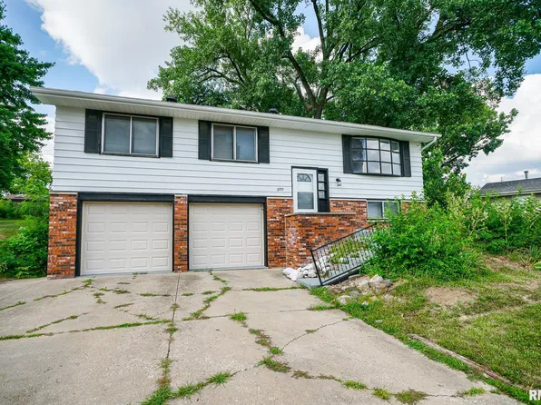 2705 W Millbrook Ct, Peoria, IL 61615