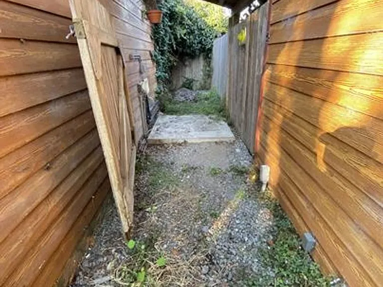 1213 Spear Ave — Photo 1