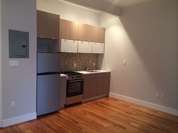 4th image of 162 Woodward Ave