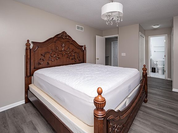 3rd image of 3101 Parkwild Dr