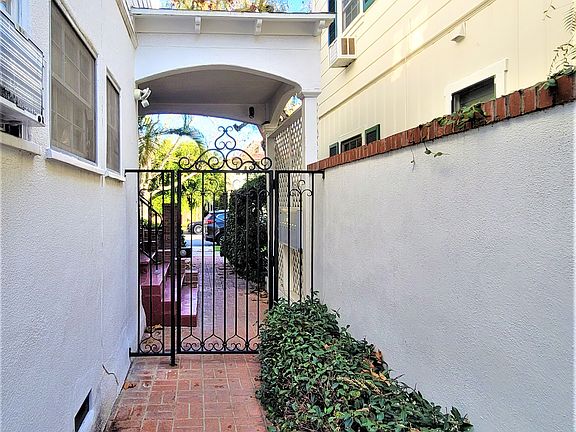 4th image of 141 S Bedford Dr #1/4