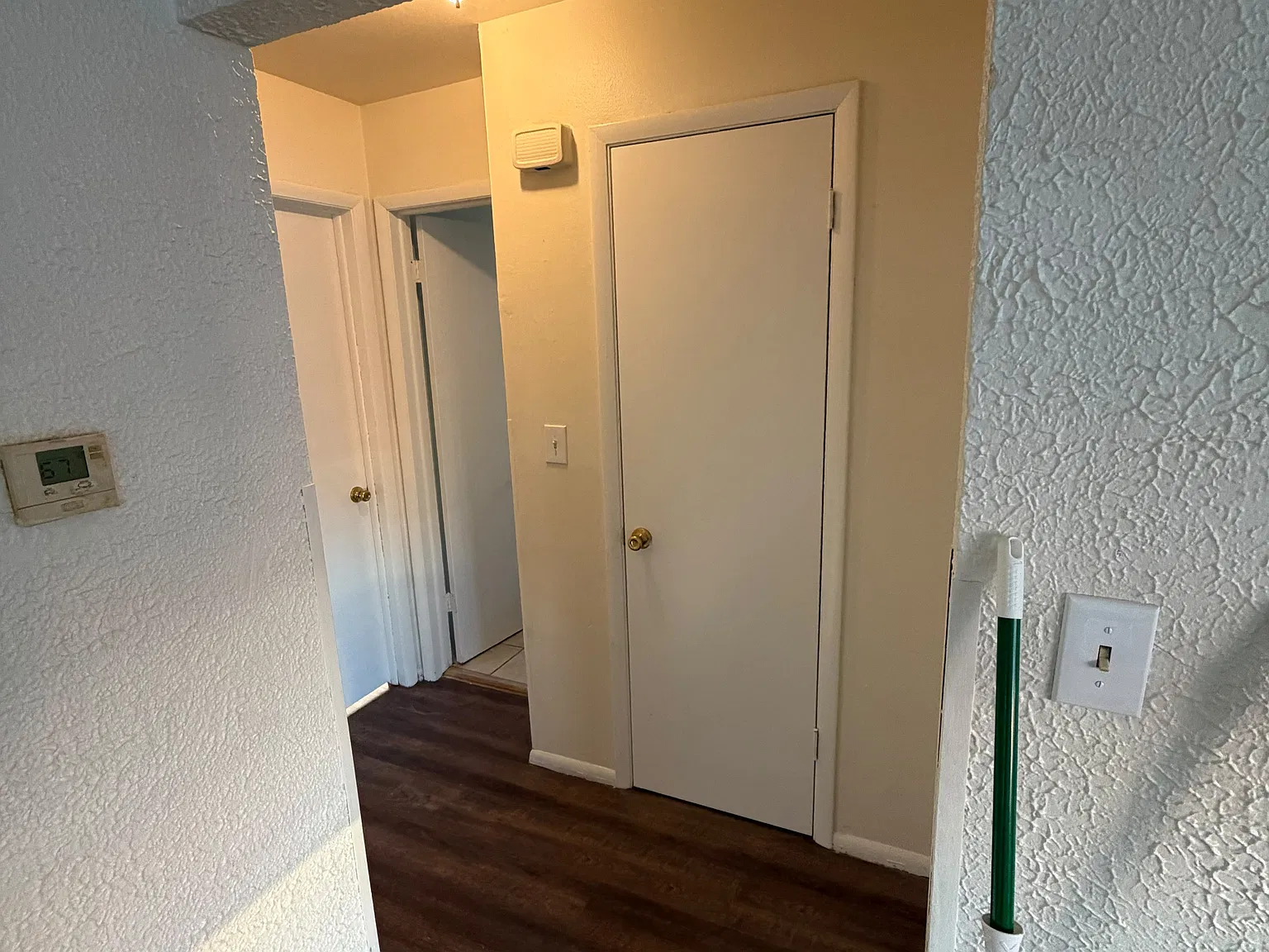 3 bed, 1000 sqft, $1,350 — Photo 2