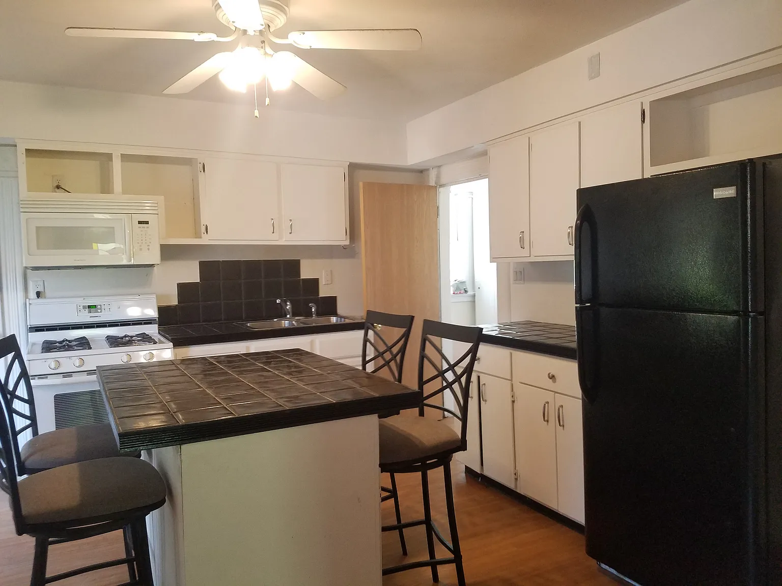 2 bed, 802 sqft, $1,500 — Photo 3