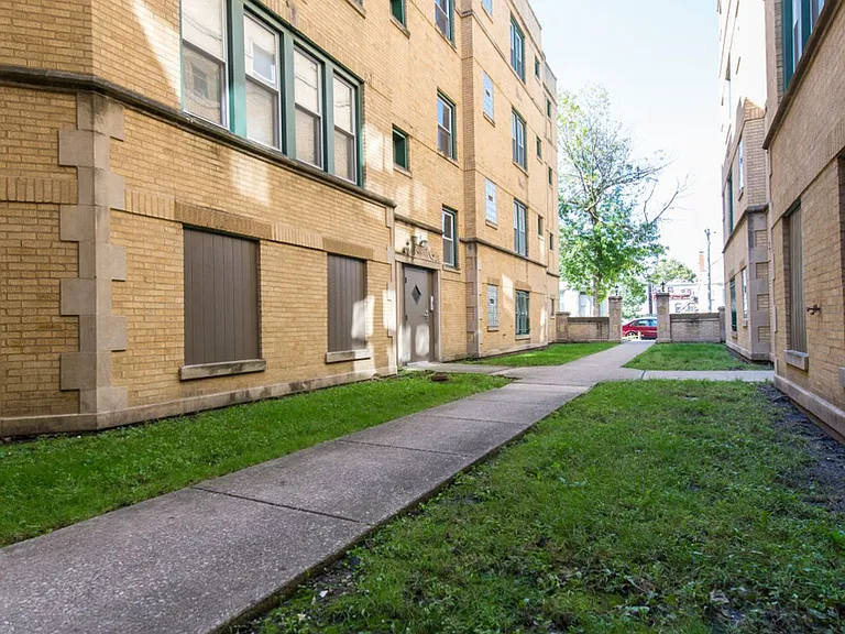 1931 S Homan — Photo 16