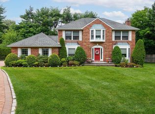 10 Gold Coast Ct, Glen Cove, NY 11542