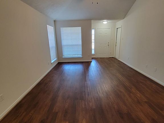 3rd image of 917 Bougainvillea St