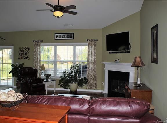 5th image of 2494 Chatham Dr