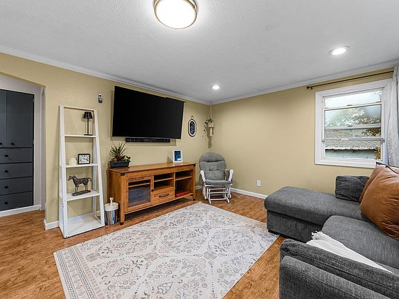 3rd image of 4017 W Heroy Ave