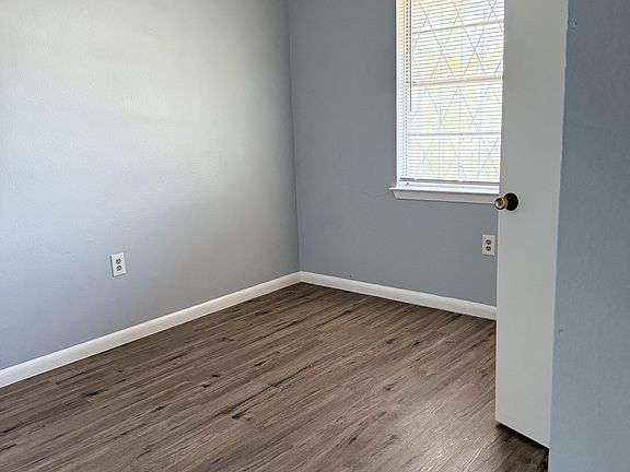 5th image of 1302 Brown Dr #C