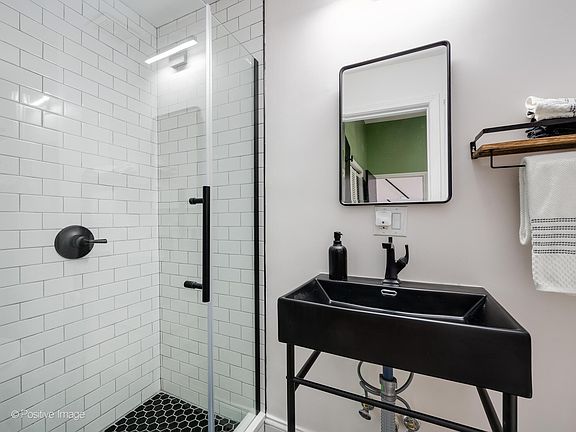 5th image of 1441 N Paulina St #Penthouse