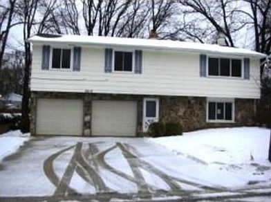 1st image of 2610 Woodridge Ln