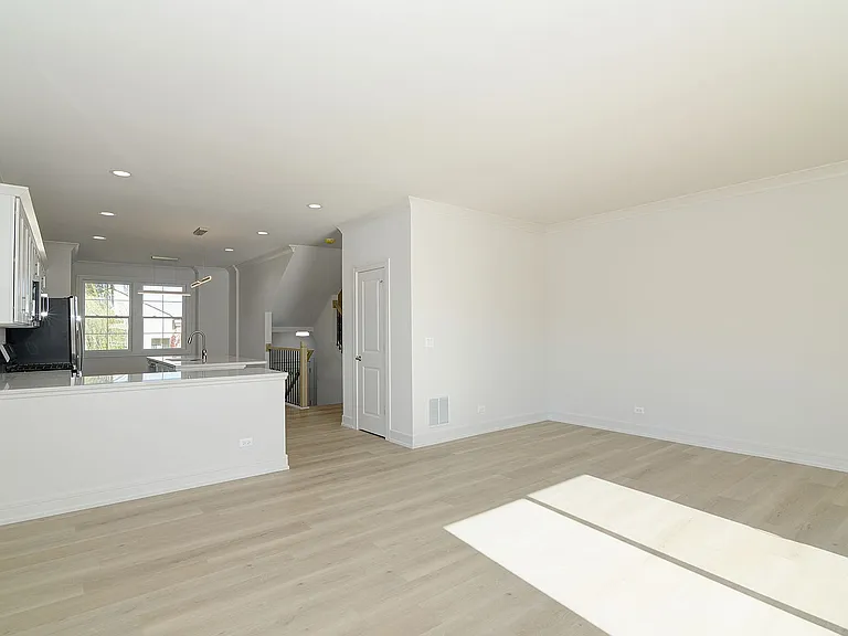 214 N Walnut St — Photo 10