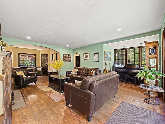 5th image of 378 Beverly Rd Unit 1