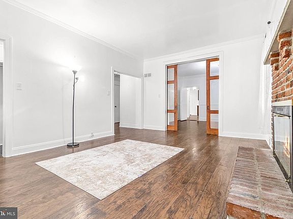 5th image of 224 E Washington St