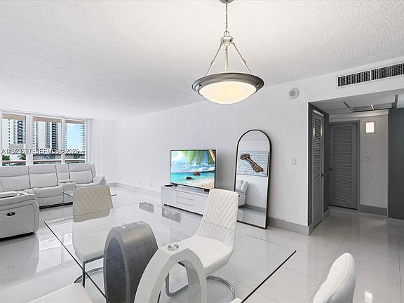 4th image of 19370 E Collins Ave #625