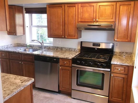 4th image of 1028 S Dinwiddie St