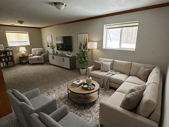 Spacious lower level family room space, new carpet 12/25