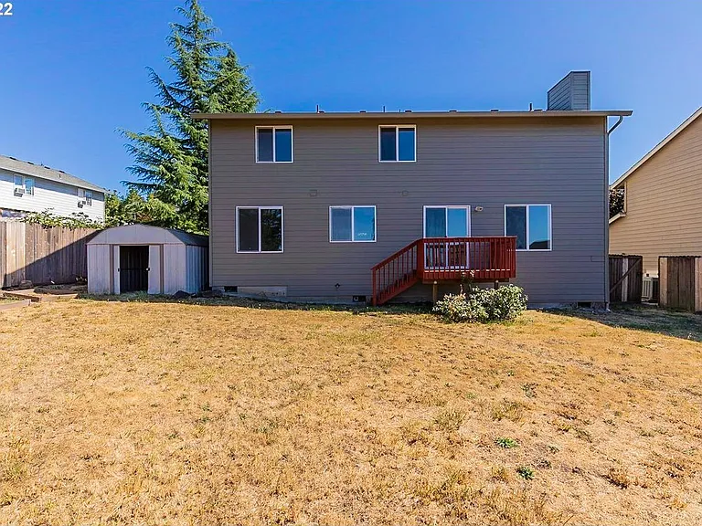 Backyard with Chicken coop (clean and could be fully closed)