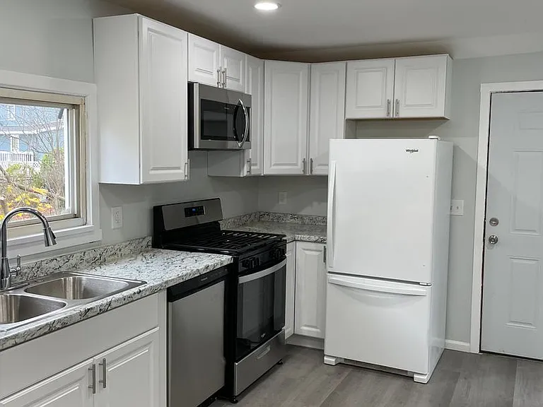 15 Duane Ave — Photo 7