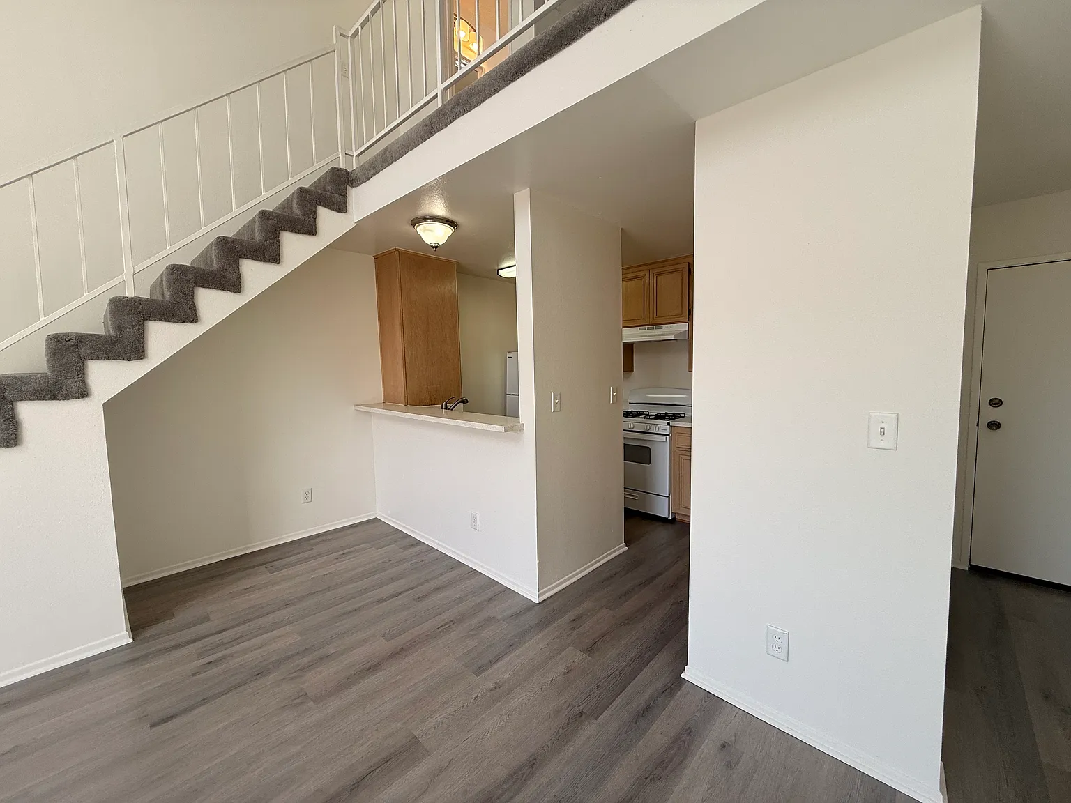 Gateway Court — Photo 3