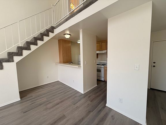 3rd image of 1306 W Carson St #124