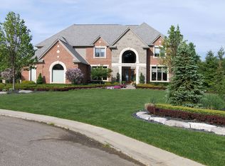 4625 Woodland Hills Dr, Rochester, MI 48306