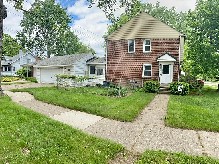 1301 E 4th St — Photo 1