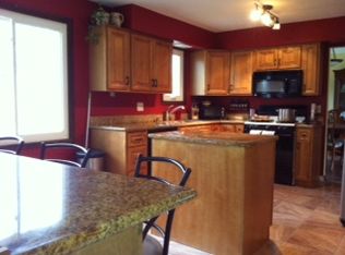 6555 Strathmore Dr, Valley View, OH 44125