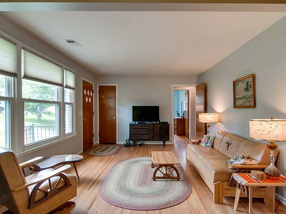 3rd image of 1811 Willow Springs Dr