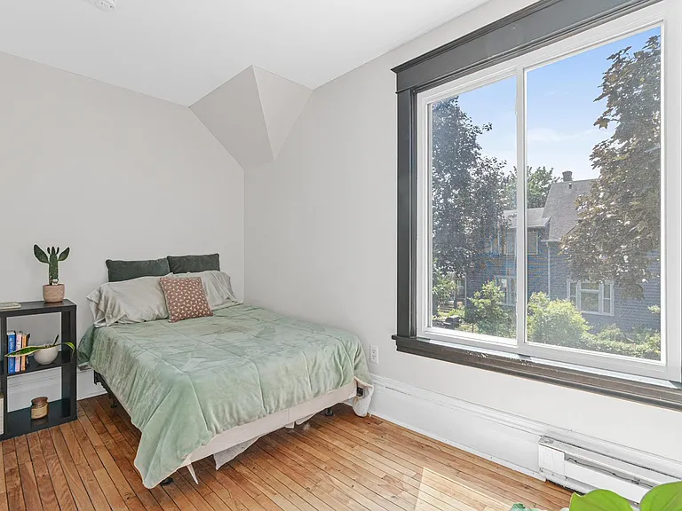 1002 Oxford St N — Photo 26