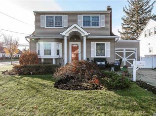 84 Edgeworth St, Valley Stream, NY 11581