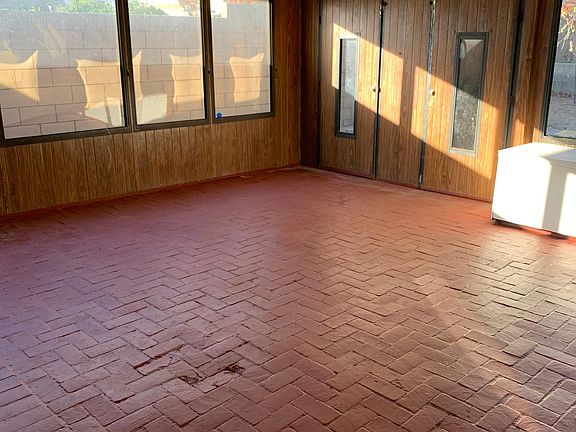 3rd image of 1601 E Oak Hill Ct
